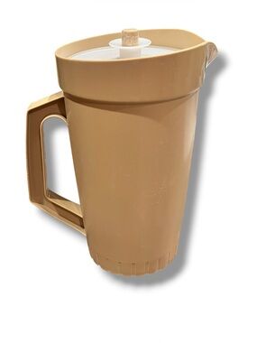 Tupperware 2 Quart Pitcher Push Button Lid Beige Tan 800-11 Vintage USA C-7